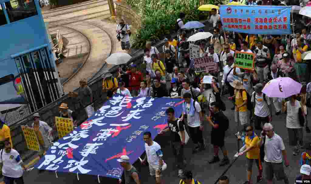 香港民陣展示遊行正式起步用的大型標語。(美國之音湯惠芸拍攝)