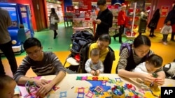 資料照片：在北京哈姆雷斯(Hamleys)玩具店內，家長和孩子在活動站一起玩耍。(2017年12月23日)