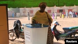 A woman casts her vote during the parliamentary election in Lafiabougou, Bamako, Mali, Nov. 24, 2013. 