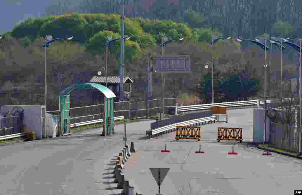 An open gate at a military checkpoint of the inter-Korean transit office in the border city of Paju on April 29, 2013.