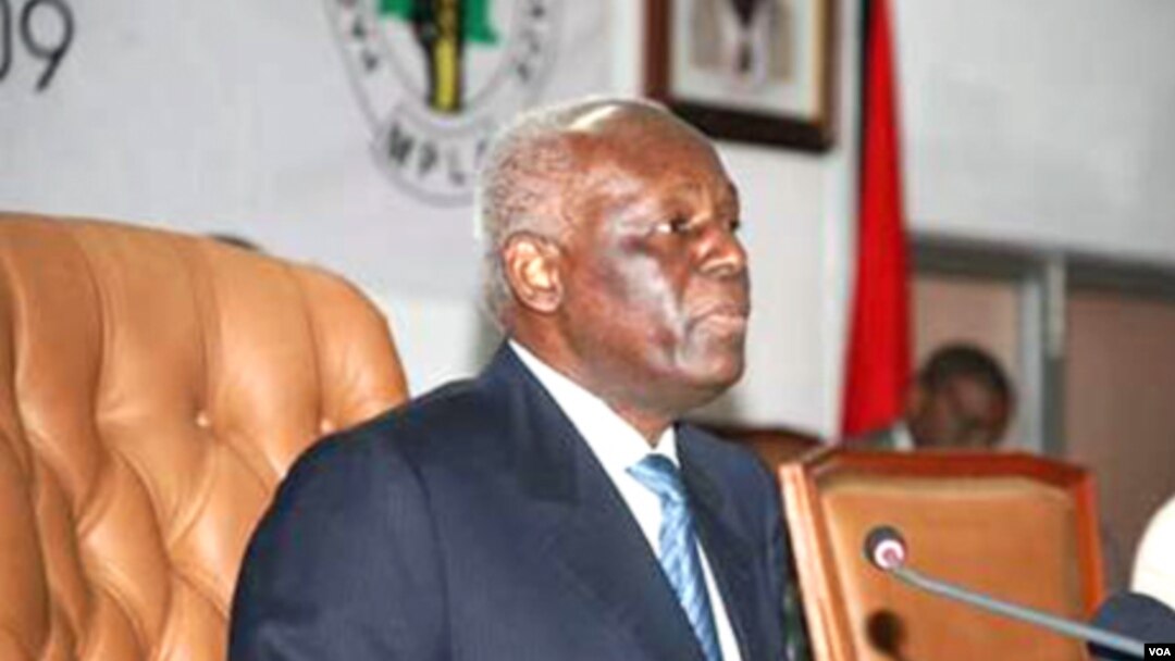 Jovens querem a sua companhia. Presidente de Angola, José Eduardo dos Santos (Foto Novo Jornal)