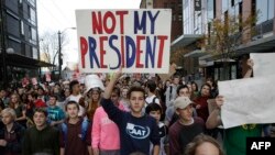 Pelajar melakukan demonstrasi menentang Presiden terpilih AS Donald Trump di Seattle, Washington pada 14 November 2016. (Foto: AFP)