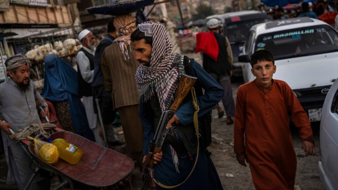 Seorang pejuang Taliban melakukan patroli di sebuah pasar di kota tua Kabul (foto: dok). Warga Afghanistan bersiap menghadapi musim dingin. 