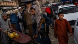 Seorang pejuang Taliban melakukan patroli di sebuah pasar di kota tua Kabul (foto: dok). Warga Afghanistan bersiap menghadapi musim dingin. 