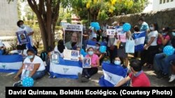 Familiares de presos políticos en Nicaragua protestan frente a la Catedral Nacional de Managua el domingo, 28 de abril de 2019.