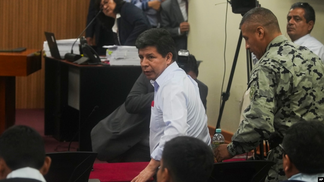 ARCHIVO - El expresidente peruano Pedro Castillo llega a su juicio por cargos de rebelión y otros contra el Estado en una base policial en las afueras de Lima, Perú, el 4 de marzo de 2025. 