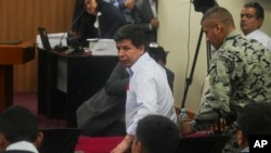 ARCHIVO - El expresidente peruano Pedro Castillo llega a su juicio por cargos de rebelión y otros contra el Estado en una base policial en las afueras de Lima, Perú, el 4 de marzo de 2025. 