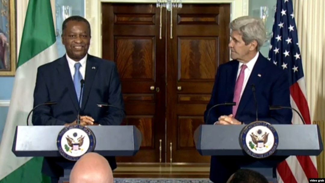 Menlu AS John Kerry (kanan) dan Menlu Nigeria Geoffrey Onyeama memberikan keterangan pers di Washington DC, Rabu (30/3).