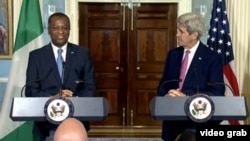 Menlu AS John Kerry (kanan) dan Menlu Nigeria Geoffrey Onyeama memberikan keterangan pers di Washington DC, Rabu (30/3).