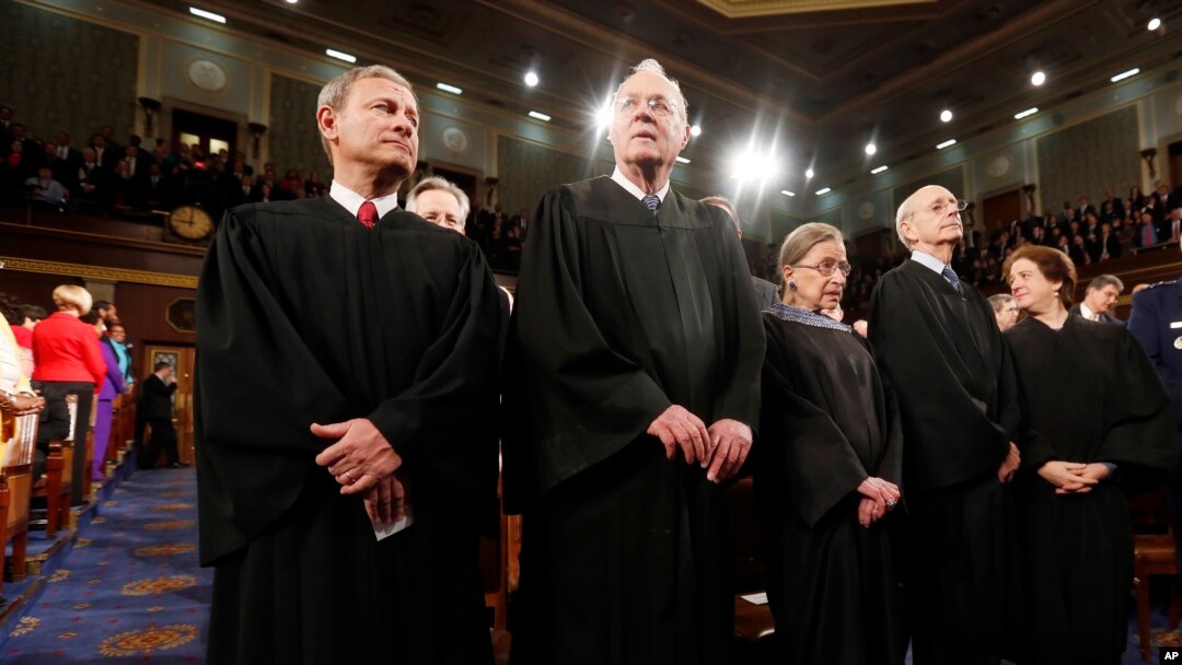 Jueces de la Corte Suprema de Estados Unidos, que no aceptaron reabrir el debate migratorio con los Estados.