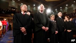 Jueces de la Corte Suprema de Estados Unidos, que no aceptaron reabrir el debate migratorio con los Estados.