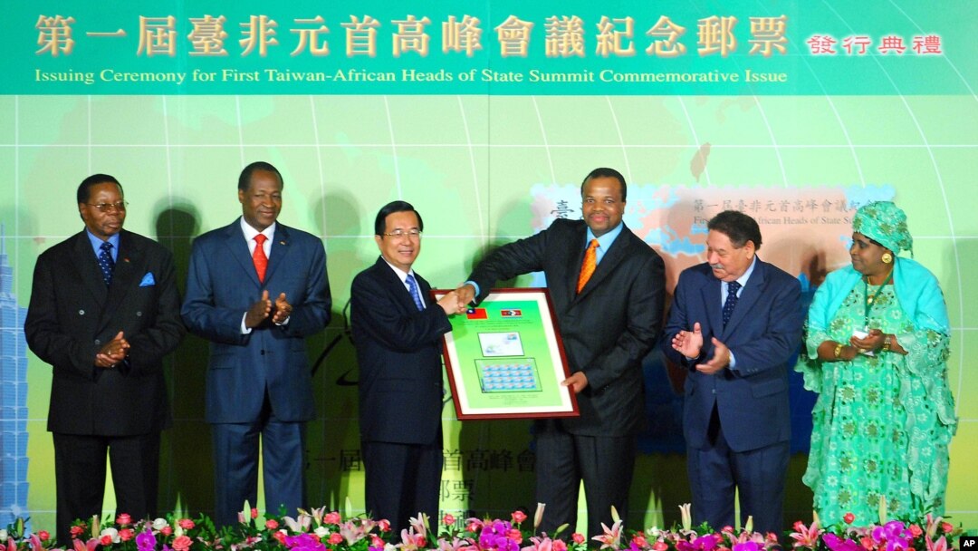 非洲国家圣多美和普林西比是台湾邦交国。图为2007年9月时为台湾总统的陈水扁（左三）主办台湾与非洲邦交国首脑的高峰会，时任圣多美和普林西比总统的梅内德塞斯（左五）峰会。