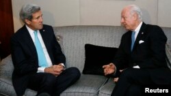 Menlu AS John Kerry (kiri) bertemu utusan PBB untuk Suriah, Staffan de Mistura di Jenewa hari Rabu (14/1).