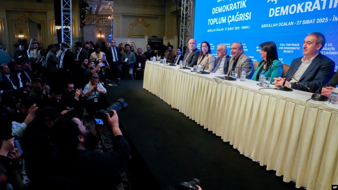 شاندی ئیمراڵی لە دەمی بڵاوکردنەوەی پەیامەکەی ئۆجەلان