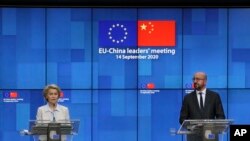 우르줄라 폰데어라이엔(왼쪽) 유럽연합(EU) 집행위원장과 샤를 미셸 EU 정상회의 상임의장이 지난 2020년 중국과의 회담에서 발언하고 있다. (자료사진)