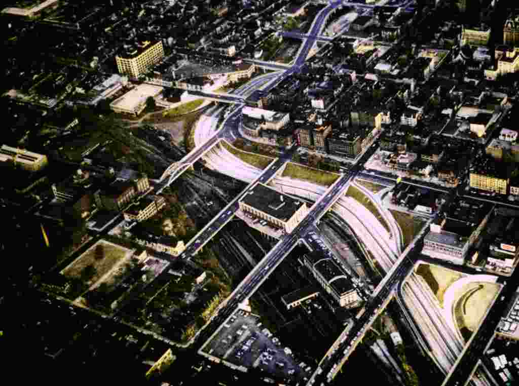 The newly completed Jones Falls Expressway sweeps past Baltimore’s Pennsylvania Railroad Station and neighboring Post Office and parallels Mount Royal Avenue before turning south toward the harbor in this aerial, also from 1964.
