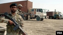 Tentara Pakistan siaga di perbatasan Pakistan-Afghanistan.