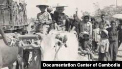 Cambodians trudged back to their home villages after the fall of the Democratic Kampuchea regime, like this group pictured in Siem Reap province in January 1979. (Courtesy of Documentation Center of Cambodia Archives)