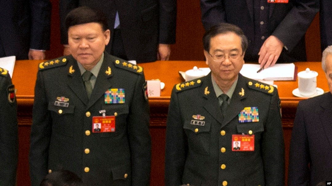 2017年3月5日，时任中共中央军委联合参谋部参谋长的房峰辉（右）和时任中共中央军委政治工作部主任张阳（左）在北京人大会堂参加全国人大会议开幕式。 中共军报称这两人为典型的“两面人、两面派”。