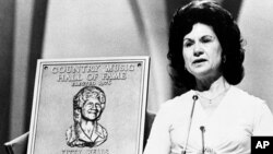Foto de archivo de Kitty Wells, en 1976, al ser aceptada en el Salón de la Fama de la Música Country.