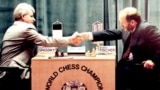 FILE -Master catur kelahiran Rusia Boris Spassky (kiri), berjabat tangan dengan master catur Amerika Serikat Bobby Fischer pada awal pertandingan pertama mereka di Hotel Maestral di Sveti Stefan, Montenegro, 2 September 1992.