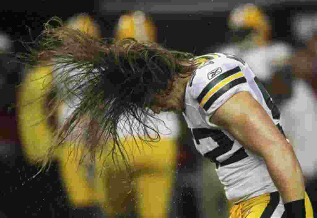 CLay Matthews (Grenn Bay Packers) muestra su larga cabellera en el partido en el que enfrentaron a los Falcons de Atlanta.
