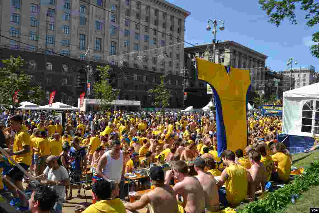 В офіційній фан-зоні важко зрозуміти, де шведи, а де українці