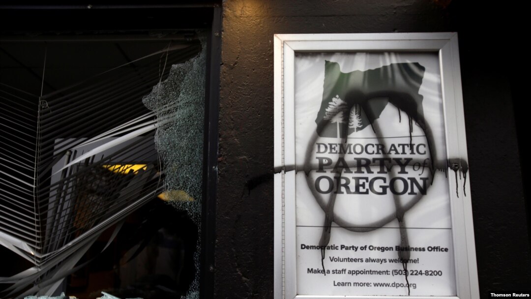 Protes setelah pelantikan Presiden AS Joe Biden, di Portland, Oregon. (Foto: Reuters)