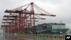 상해항에 정박해 있는 중국 화물선. (자료사진)