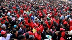 Thousands of public servants march to Parliament in Cape Town during their one-day strike to press for better salaries, 10 Aug 2010