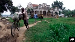 Un cycliste dans Kisangani, 2002