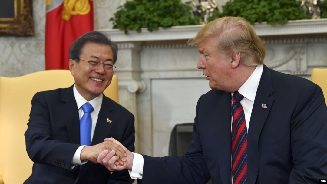 美国总统特朗普2019年4月11日在白宫椭圆形办公室会晤到访的韩国总统文在寅。