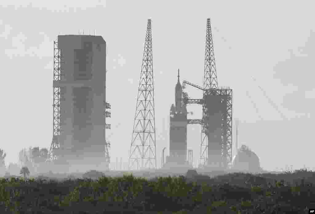 Une capsule Orion de la NASA sur une fusée Delta IV sur le pavé au Complexe B 37 de la station de Cape Canaveral Air Force, le 4 décembre 2014, à Cap Canaveral, en Floride.