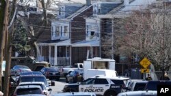 La policía rodea una vivienda en Trenton, Nueva Jersey, el sábado 16 de marzo de 2024. 