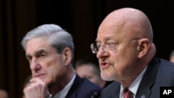 Giám đốc Tình báo Quốc gia James Clapper (phải) và Giám đốc FBI Robert Mueller trong buổi điều trần trước Ủy ban Tình báo Thượng viện 12/3/13