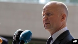 El secretario de Exteriores británico, William Hague, habla con la prensa a su llegada al Consejo Europeo en Luxemburgo.