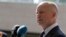 El secretario de Exteriores británico, William Hague, habla con la prensa a su llegada al Consejo Europeo en Luxemburgo.