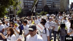 En Quito, Ecuador, periodistas celebran el día de la libertad de prensa con una marcha por la ciudad.