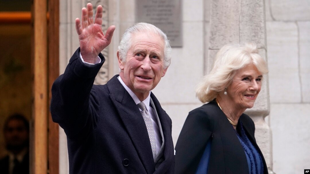 Raja Inggris Charles III dan Ratu Camilla saat meninggalkan "The London Clinic" di pusat kota London, Senin 29 Januari 2024.