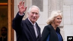 Raja Inggris Charles III dan Ratu Camilla saat meninggalkan "The London Clinic" di pusat kota London, Senin 29 Januari 2024.