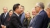 2023年11月9日，台湾外交部长吴钊燮在立陶宛维尔纽斯议会与外交和欧洲事务委员会成员握手。（法新社照片）
