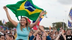 Miles de jóvenes de todo el mundo ya se encuentran en Río de Janeiro a la espera del Papa Francisco I. este domingo participaron de una misa campal en Sao Paulo.