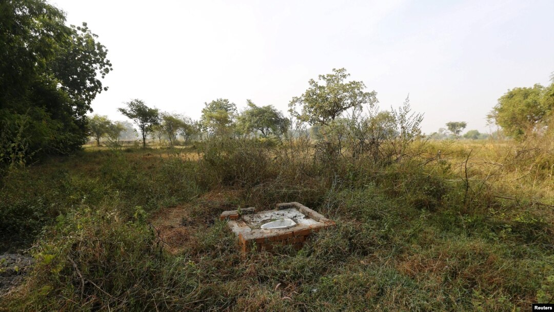Sebuah jamban (WC) terbuka di sebuah adang di wilayah Gorba, negara bagian Chhattisgarh, India (Foto: dok).