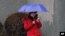 북한 평양에서 지난 2012년 3월 한 여성이 휴대전화를 사용하고 있다. 