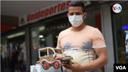 Jesús Bermúdez, quien desde hace cinco años vende figuras elaboradas con la técnica del origami en el parque Santander, en Cúcuta, Colombia [Foto: Hugo Echeverry, VOA]