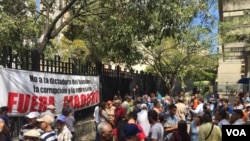 El gobierno suizo exigió al presidente Nicolás Maduro "restaurar la integridad del proceso electoral". En la foto, manifestantes protestan en Caracas contra las elecciones venezolanas.