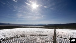 300.000 paneles solares controlados por computadora funcionan en la planta solar eléctrica de Ivanpah en Prim, Nevada.