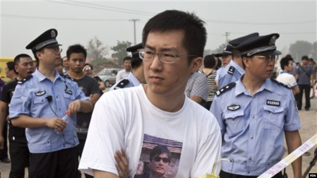 Qi Jianxiang, putera aktivis HAM Wang Lihong, saat akan memasuki pengadilan di Beijing untuk menghadiri peradilan ayahnya (12/8).
