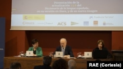 El director de la RAE, Santiago Muñoz Machado (centro), y la responsable del Instituto de Lexicografía, Elena Zamora (d), presentan la actualización 23,8 del Diccionario de la lengua española, en Madrid, España, el 10 de diciembre de 2024