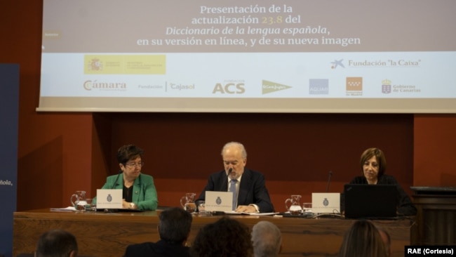 El director de la RAE, Santiago Muñoz Machado (centro), y la responsable del Instituto de Lexicografía, Elena Zamora (d), presentan la actualización 23,8 del Diccionario de la lengua española, en Madrid, España, el 10 de diciembre de 2024